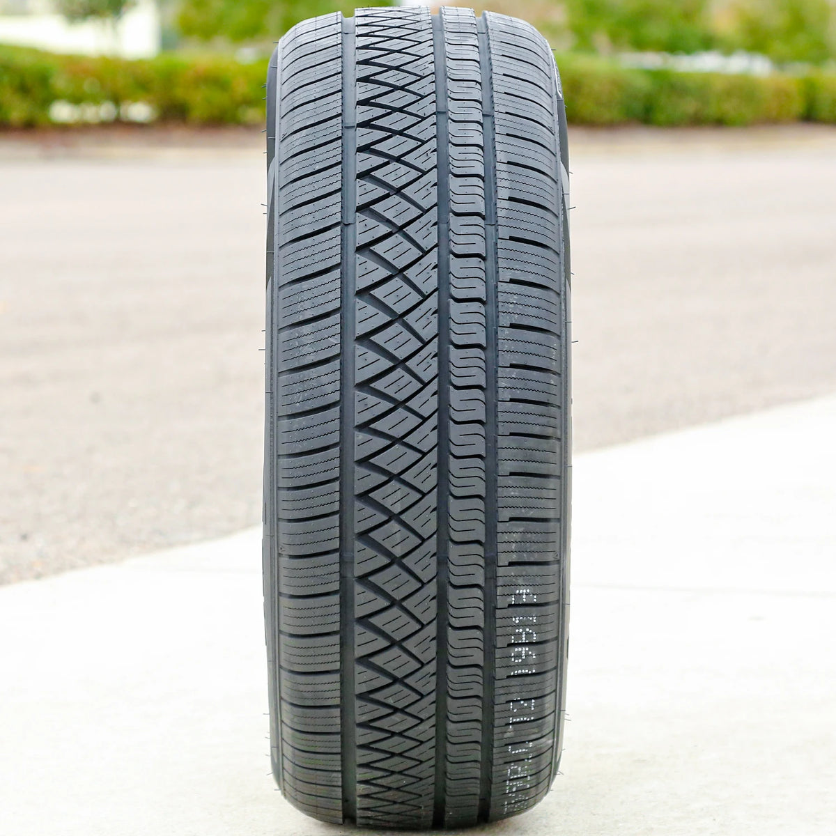 Atturo AZ810 225/40R18 92Y XL Tire