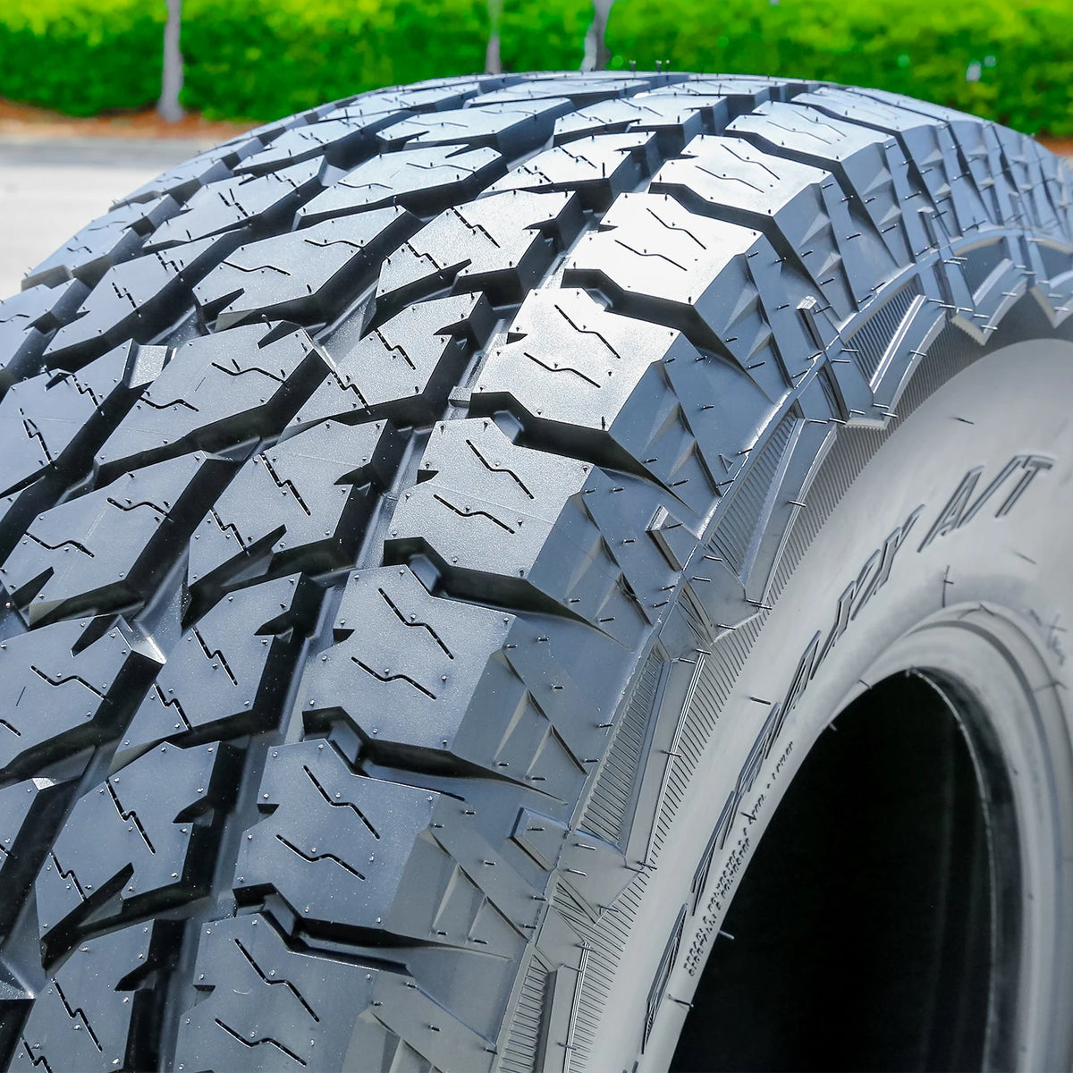 Landspider Wildtraxx A/T 245/65R17 111T XL Tire