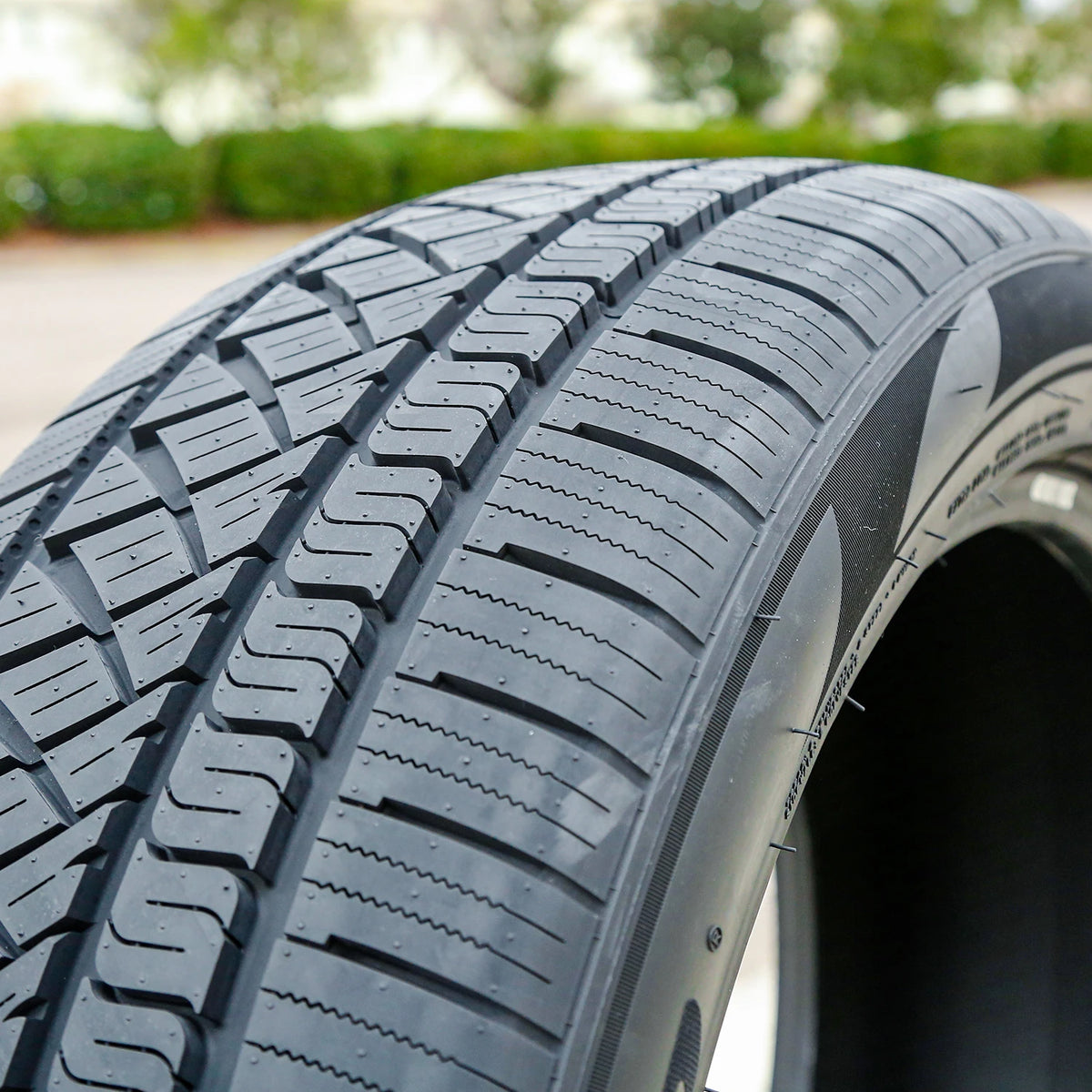 Atturo AZ810 225/40R18 92Y XL Tire