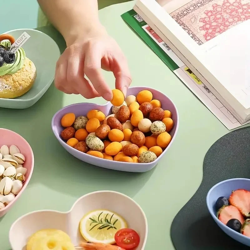 Heart-Shaped Plastic Snack Plates — 5 Pieces