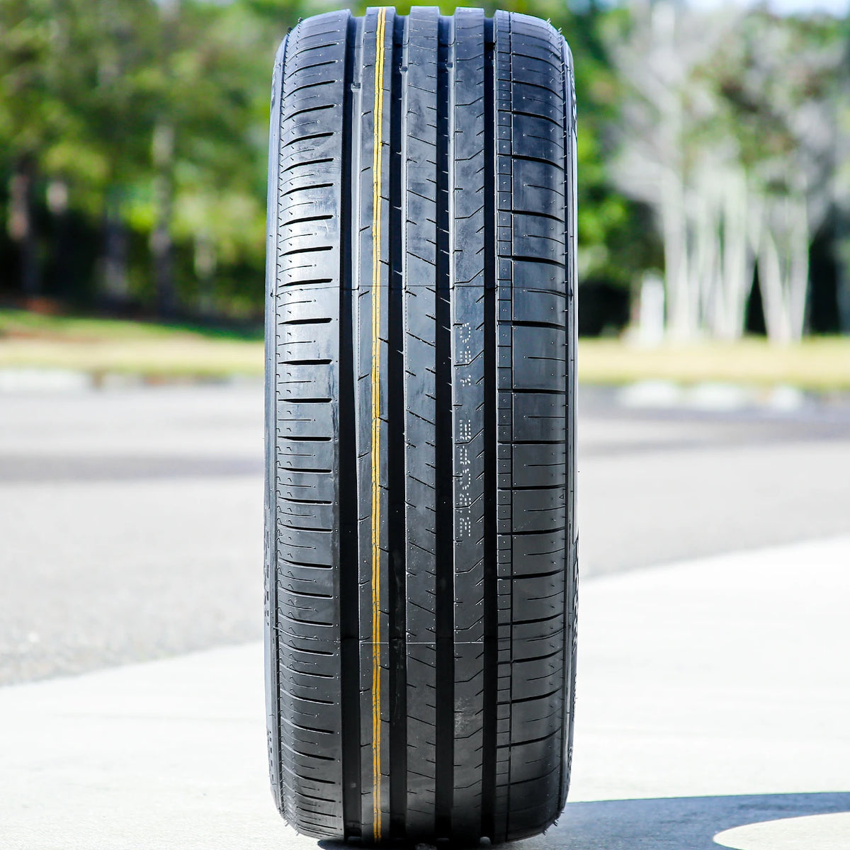 Armstrong Blu-Trac HP 245/35R18 92Y XL Tire