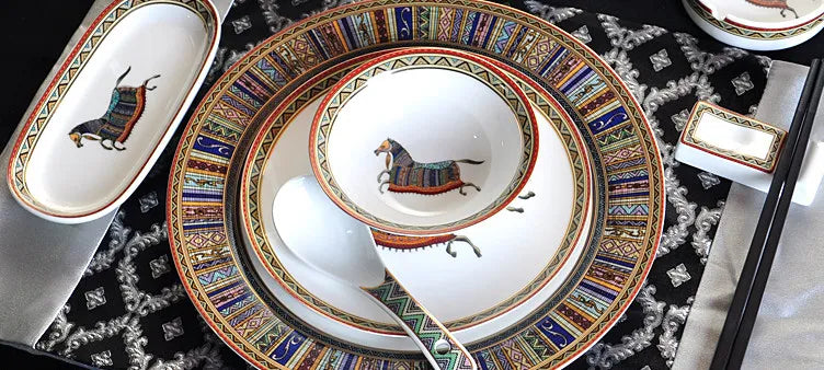 Round Ceramic Dinner Plate with Striped Detail