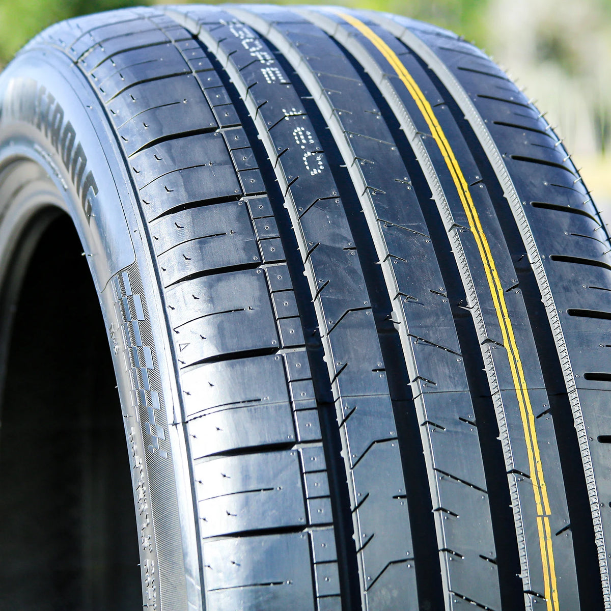 Armstrong Blu-Trac HP 245/35R18 92Y XL Tire